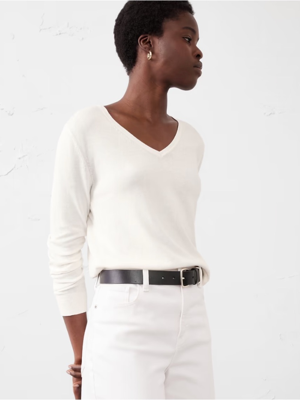 Banana Republic V-Neck Lightweight Sweater in Cream
